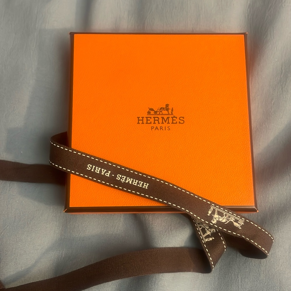 Hermes bracelet gift box to include ribbon.